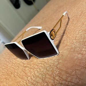 Women’s oversized sunglasses